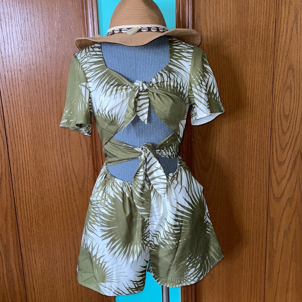 NWOT Tie Front Plant Print Romper
